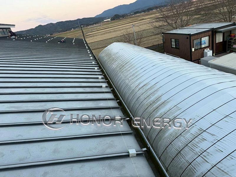 스탠딩 솔기 금속 지붕 클램프가 설치되어 준비되었습니다.